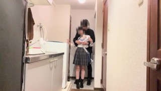 【※放課後玄関挿入※】18歳の黒髪合法JKがコンビニでお菓子を買ったあとアパートの玄関で制服のまま生ハメ